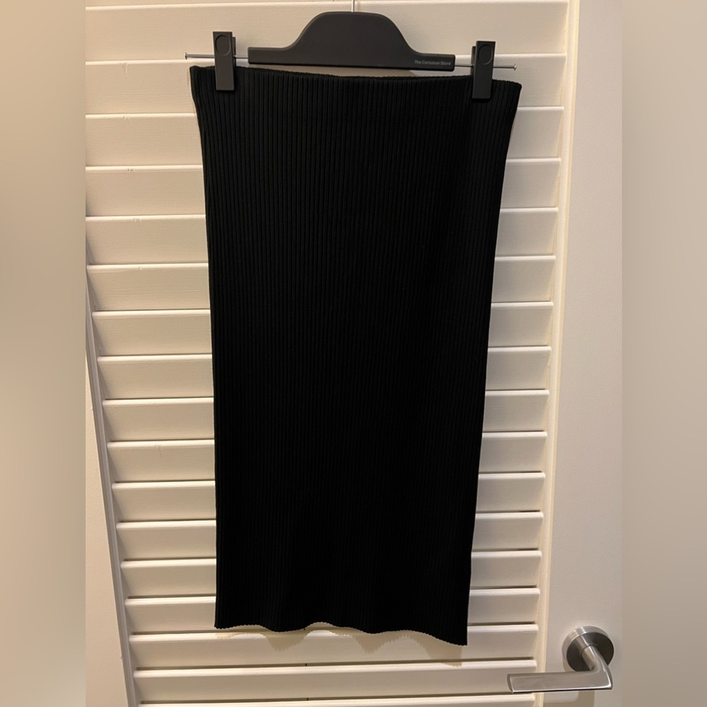 Club Monaco black “rubhee” sweater skirt.